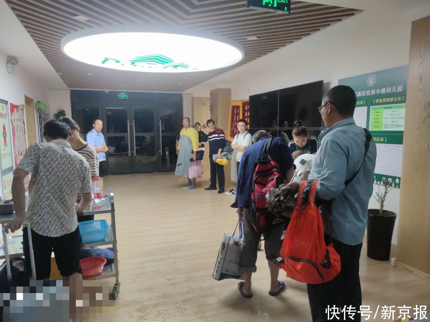 园区|郑州暴雨速写：一幼儿园收留行人60多名，仍有数十人被困临街店