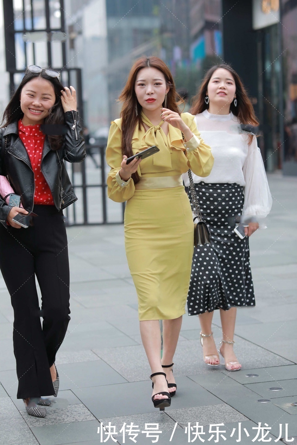 连衣裙|姜黄色收腰连衣裙,勾勒婀娜多姿的身段,搭配大波浪发型时尚大气