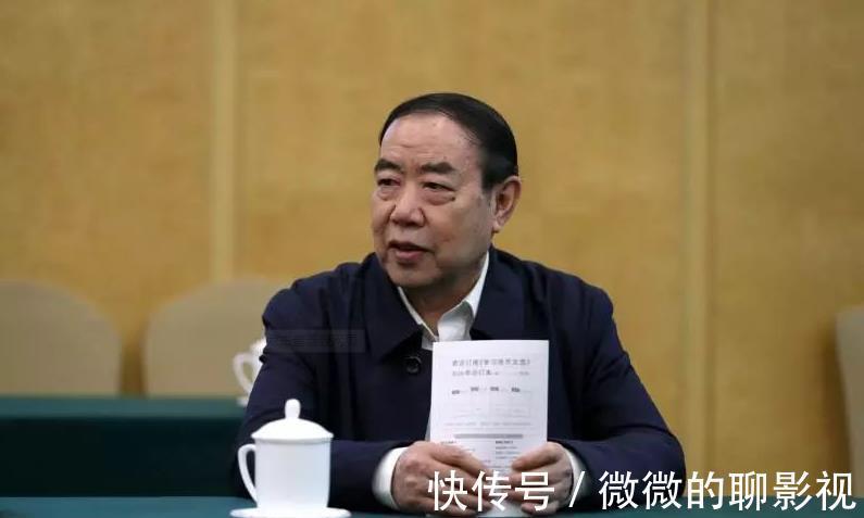 老百姓|贾浅浅的“屎尿屁”诗，发布后引起争议，她的写作水平究竟如何？