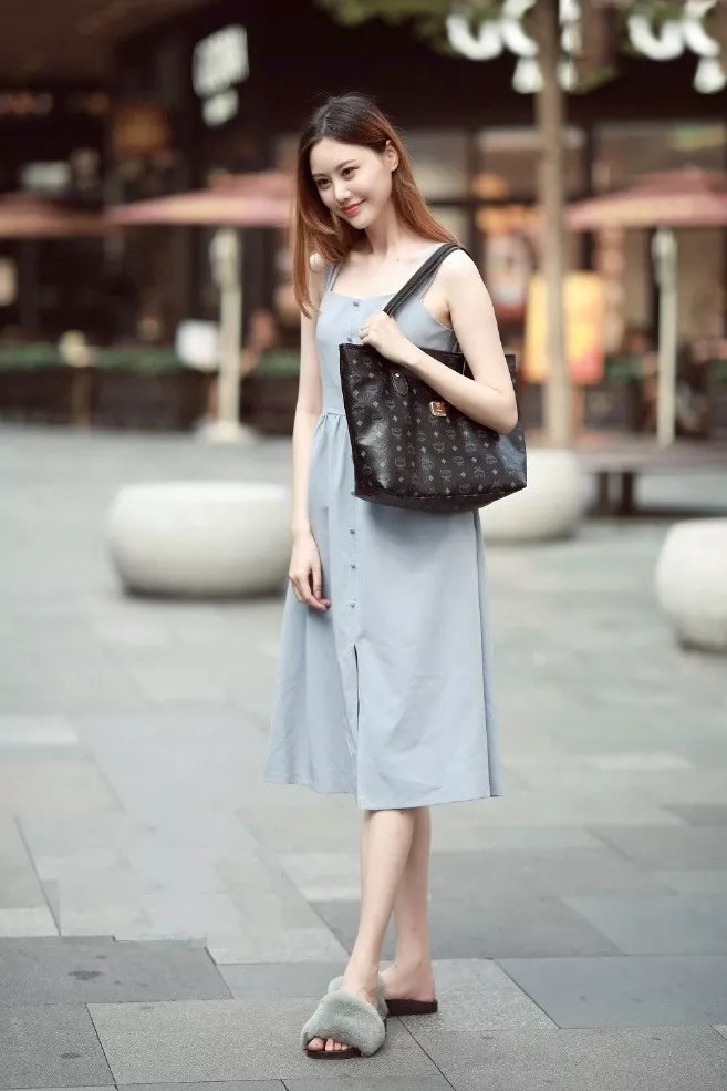 紧身牛仔裤搭配一字肩T恤,展现冰雪聪明的气质