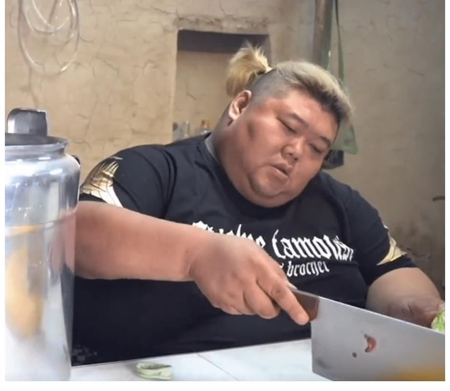 600斤負(fù)擔(dān)太重！胖猴仔做飯昏睡，切蔥都沒力氣，朋友還喊他吃肉