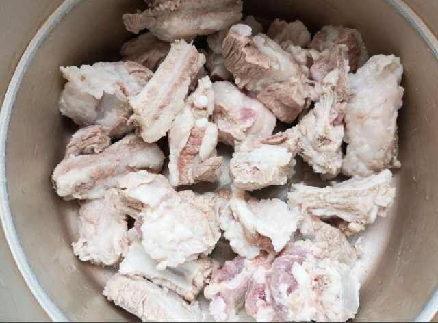 猪肉|炖排骨时加入“一样东西”,排骨20分钟就醇香软烂,材料每家都有