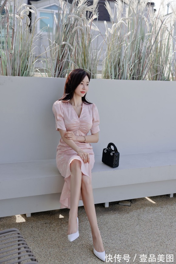 时尚&女神孙允珠时尚搭配:微甜蜜桃科尔多瓦经典刺绣裙