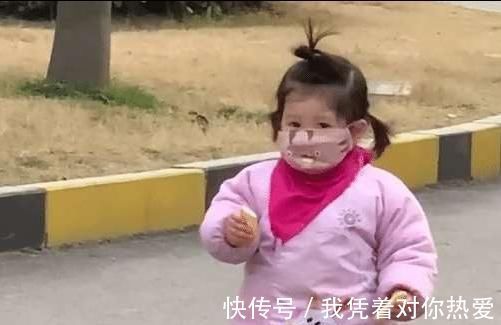 父母|宝宝戴着口罩,还能吃饼干,似乎总感觉哪里不对劲,萌翻了!