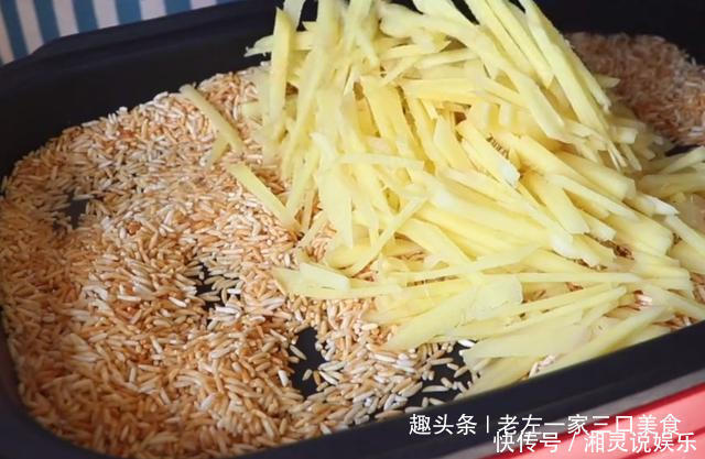 好喝|把大米炒糊泡茶喝,减脂刮油暖胃又消食,我家经常做,简单又好喝