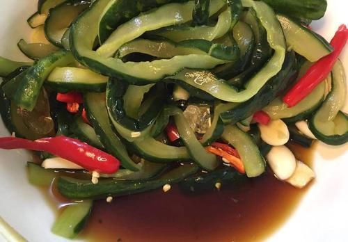 腌黄瓜“2不放1不浇”，酸辣脆爽，开胃又解馋，过年必备