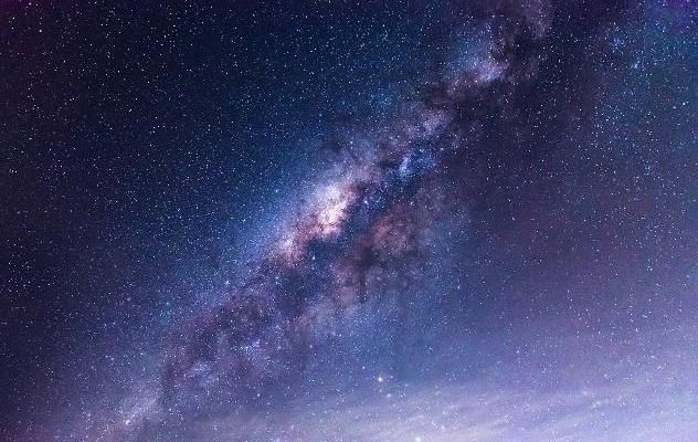 地球上用肉眼能看到4个银河系外星系，最近最亮的我们却看不到