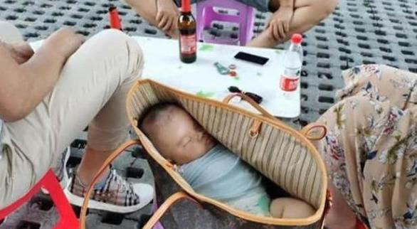 爸妈|最委屈宝宝火了，被路边吃烧烤的爸妈嫌碍事放进包里，网友：心大