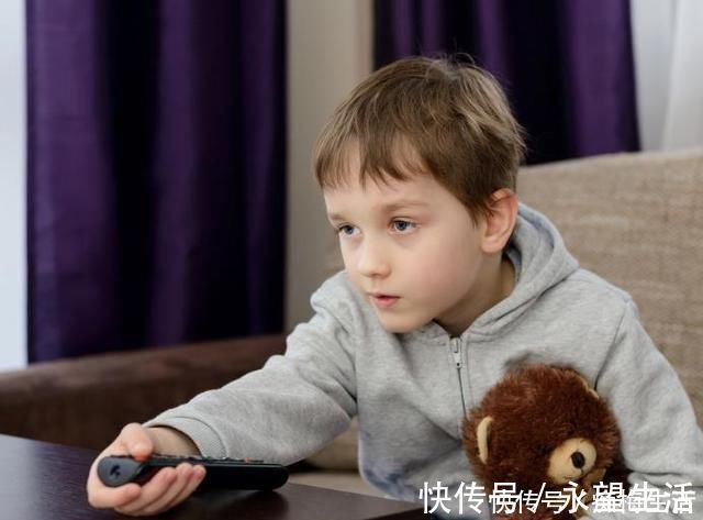 眼睛|每天看电视超过1小时,3年后孩子受的“伤”,不仅仅是眼睛!