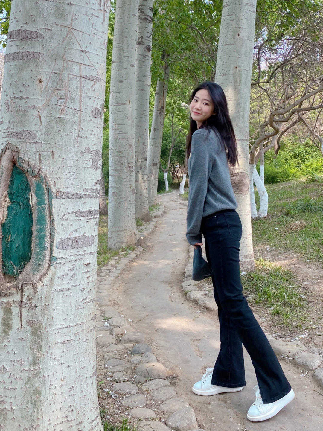 小腿|初秋,裤子的“高级穿法”是这样的,简单日常又百搭,照穿准没错