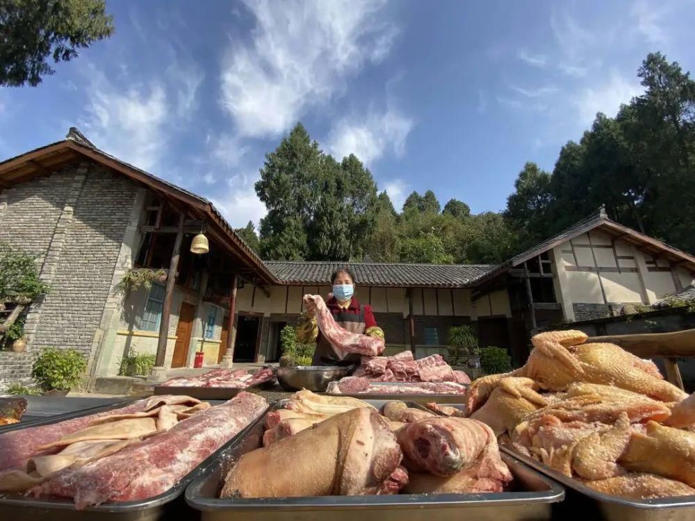 龙大|人间烟火味——五龙大食堂烟熏腊肉，你还不多准备点过大年！