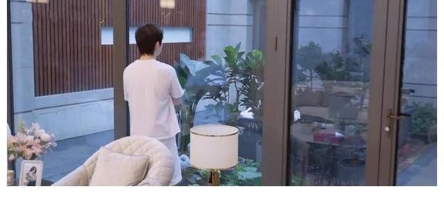 周扬青在自家录节目，从大门就能看出，绝对是“大户人家”