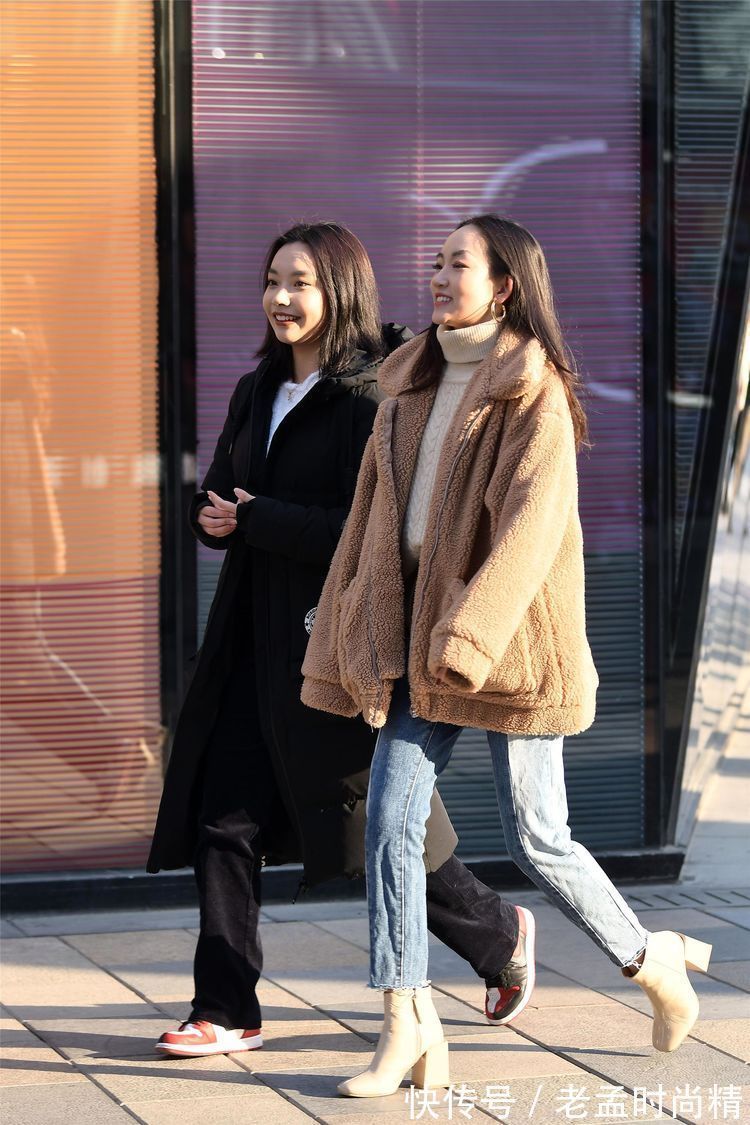 穿搭 街拍:小姐姐连衣裙搭配高跟鞋,身材纤细修长,非常漂亮!