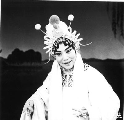 谭鑫培 常香玉在唱《秦香莲》,一个伤兵火了,上台把“陈世美”一顿胖揍