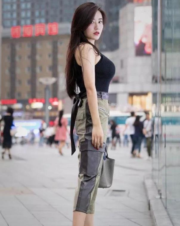 时髦 清爽又时髦小美女,一字肩上衣搭配牛仔裤,浑身上下充满律动的美感