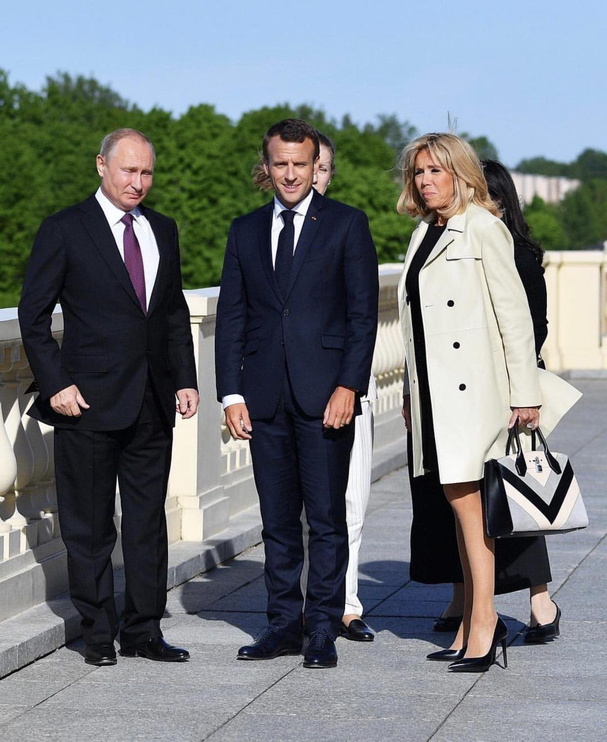 脖子|法国夫人终于换发型,穿大衣扎个啾啾好显年轻,连气质都提升不少