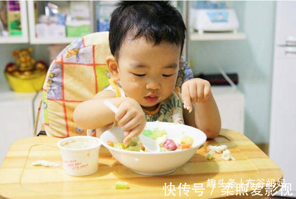 喂养|娃多大可以吃“大人饭菜”?儿科医生:宝宝照着喂养,更健康
