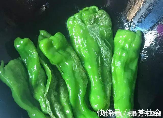 饭店大厨透露做虎皮青椒，别直接下油锅否则不“起皮”不入味