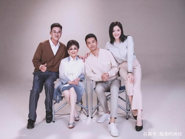 李谷一穿國風長裙上綜藝，76歲臉上未見皺紋，同框蔡明太有活力