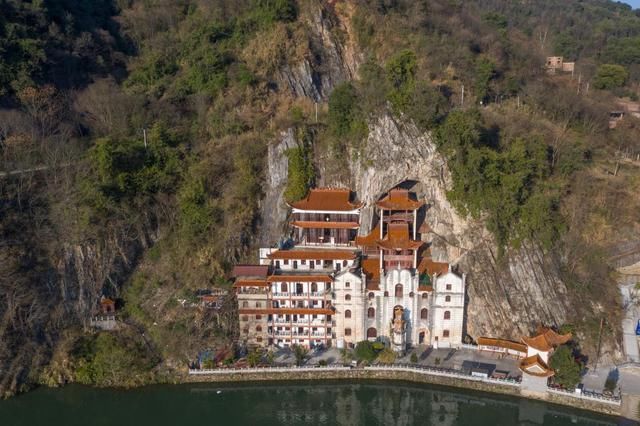 丹霞地貌|郴州有一个神奇的县，什么建筑都喜欢建在山洞里