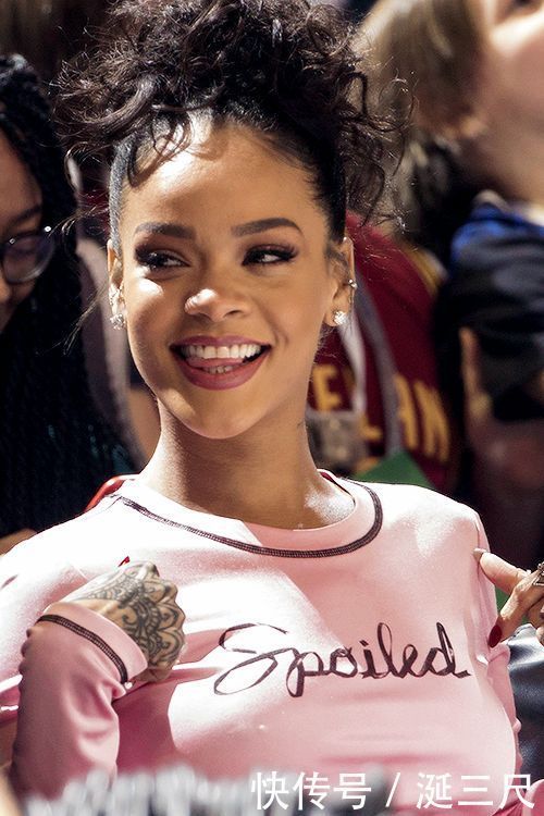 全球最有钱的NBA女球迷,拥有身家6亿美金,主业是卖化妆品?