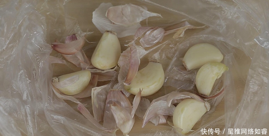 大蒜皮不要扔掉了,几个用途花钱都买不到,真是长见识了