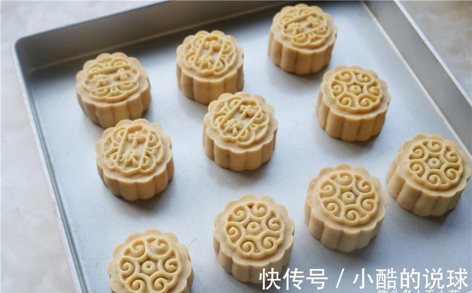 咬掉|烤了一盘黑暗月饼，儿子一口咬掉半个，表情瞬间亮了