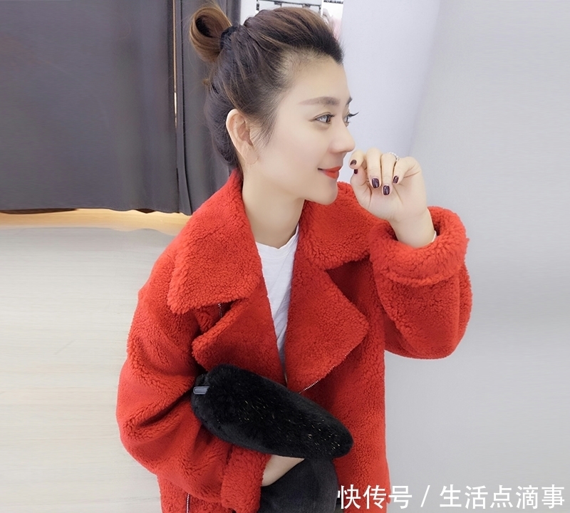 外套女短款|羽绒服已经过时了!今年流行这“羊羔毛外套”,大年初一穿,美嫩