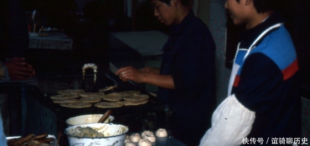 早上没吃饭,现在有点饿?80年代的各色小吃摊了解一下