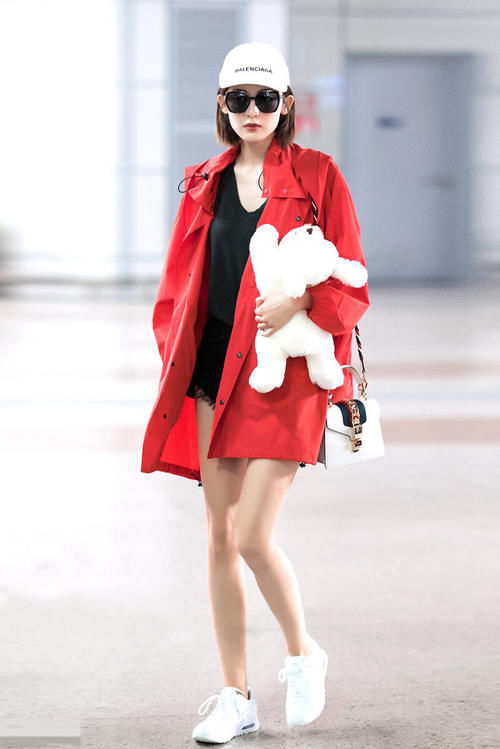 要想皮肤好，防晒要跟上，遮阳伞墨镜必不可少