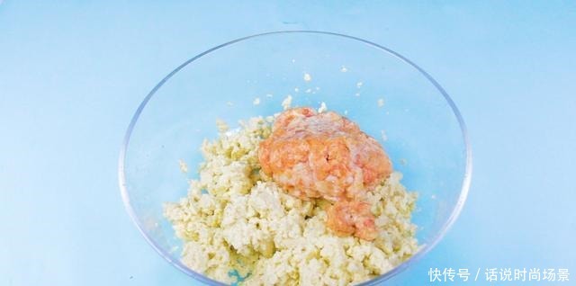 想吃肉丸子,用这种做法,肉末加一块老豆腐,锅里一炸,真香