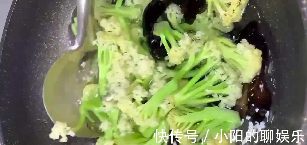 花菜炒得不好吃?多加一道工序,鲜嫩脆爽吃起来特别的香