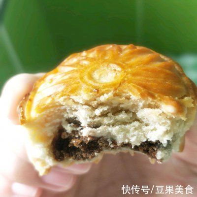 月饼|简单快手又下饭的豆沙馅广式月饼，吃起来那叫一个香