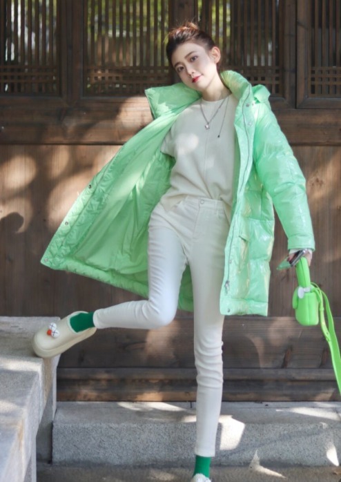 小姐姐|这才是潮人该有的穿搭,四种“亮色”羽绒服让你气质倍增,超洋气