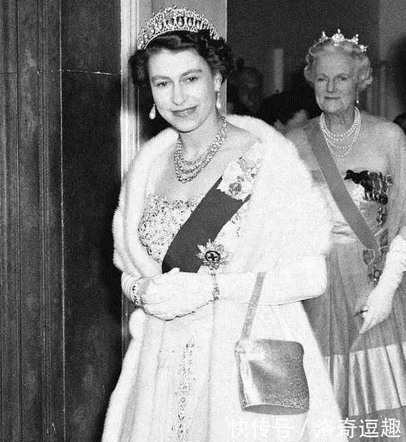 戴安娜离婚珠宝归己有，唯有一件女王坚持要回，20年后凯特才戴上