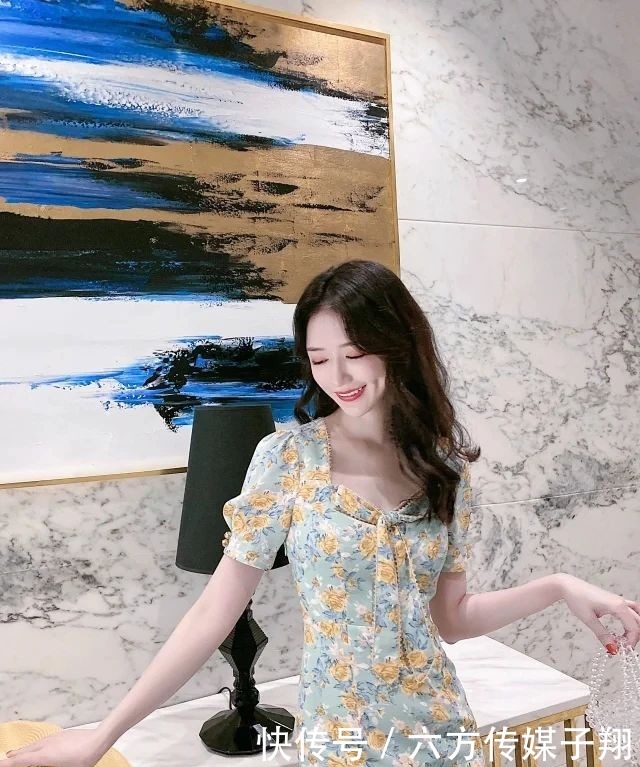 这身印花裙真有特色,V领处打个蝴蝶结,女人的贵气立马浮现