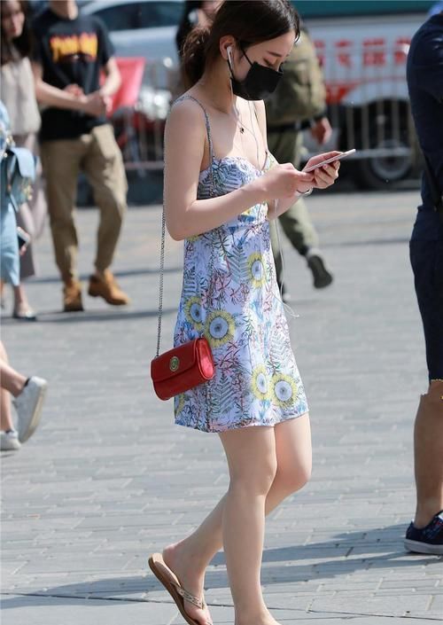 天气刚热就忍不住了,姐姐吊带裙配凉拖,姐姐你有多怕热