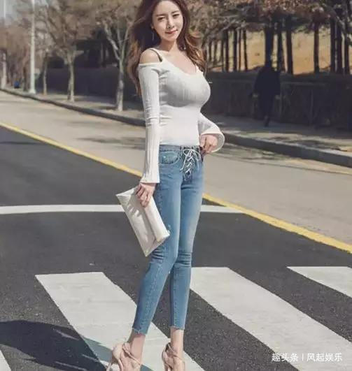 大长腿 百搭单品,牛仔裤搭配紧身打底,时尚而妩媚