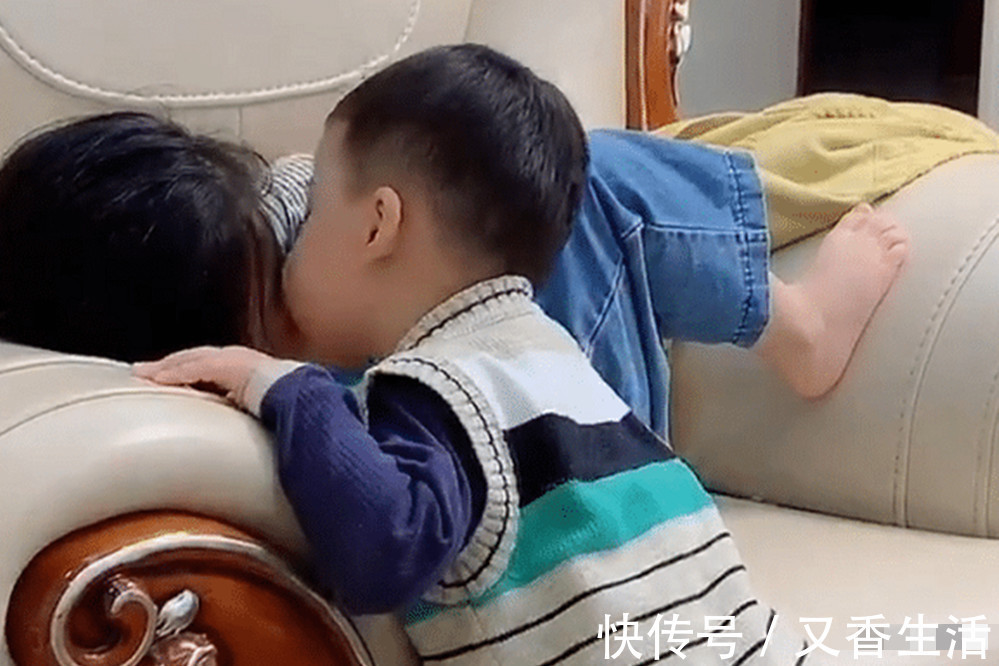 地位|“地位最低”的弟弟,服侍姐姐相当顺手,网友:弟弟你经历了什么