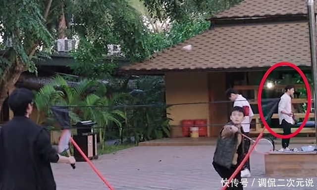 《少年》最卑微的嘉宾,全程镜头十分钟不到,却还要一直赔笑