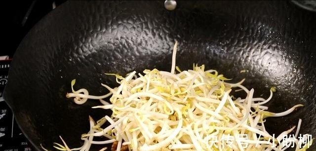 红辣椒|肉丝炒面最好吃的做法，简单几步，5分钟就出锅，比饭店的还好吃