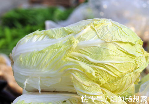 菜市场|买白菜时，选绿的还是白的好老菜农不小心说漏嘴，别再买错了