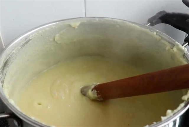 玉米面新做法,凉水一拌,锅里360度一搅,酸辣爽口又筋道,真香