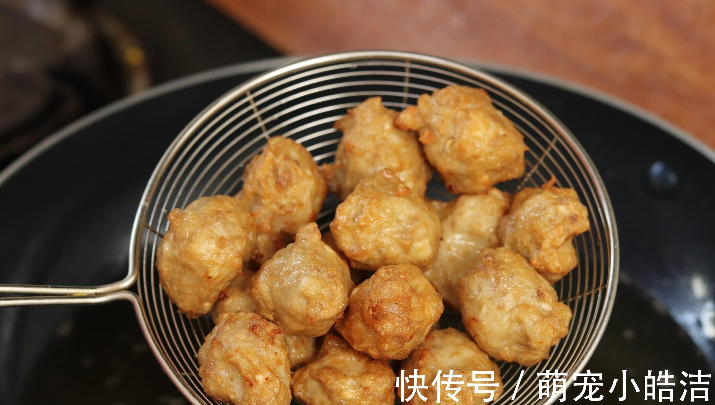 炸肉丸子，牢记“加2水，放3样”，丸子外酥里软，放凉也不硬