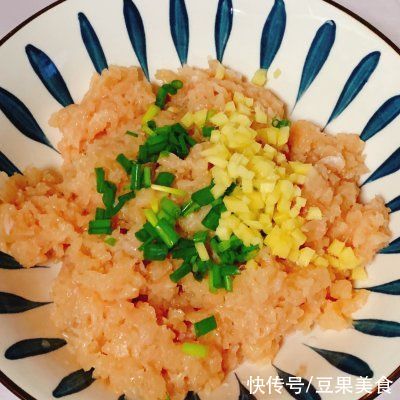 好吃不胖!一口酥脆还爆汁的鸡胸肉小馅饼