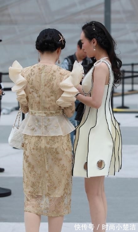 裙子 裙子像“百叶窗”,还在下摆挖几个洞,不知道设计师怎么想的