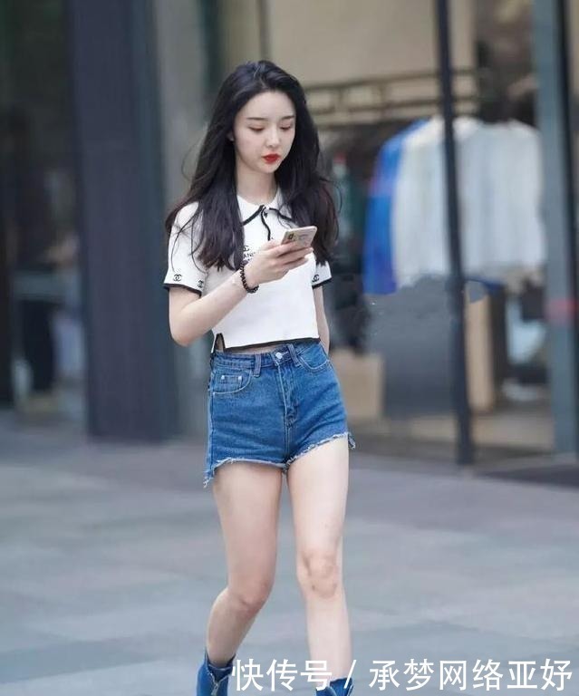 好身材|街头美女的“清凉”穿搭，简单时尚，秀出不一样的好身材