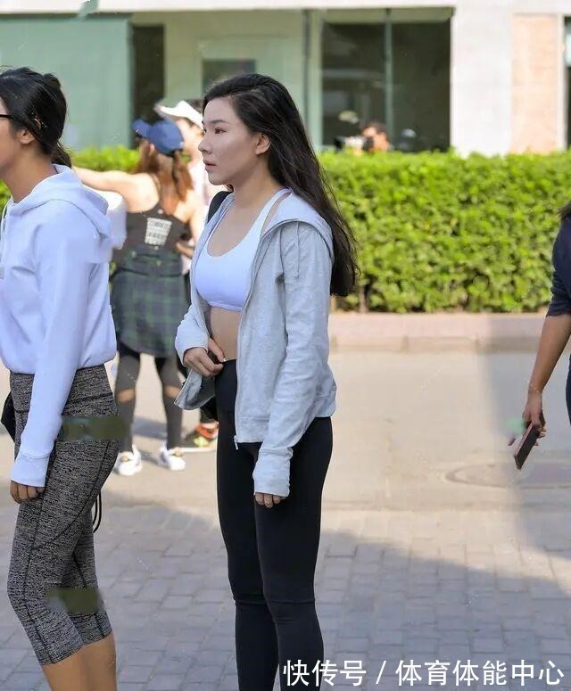 包臀型 清秀可人的瑜伽裤美女,简单搭配就能让造型美感进阶,显瘦增高!