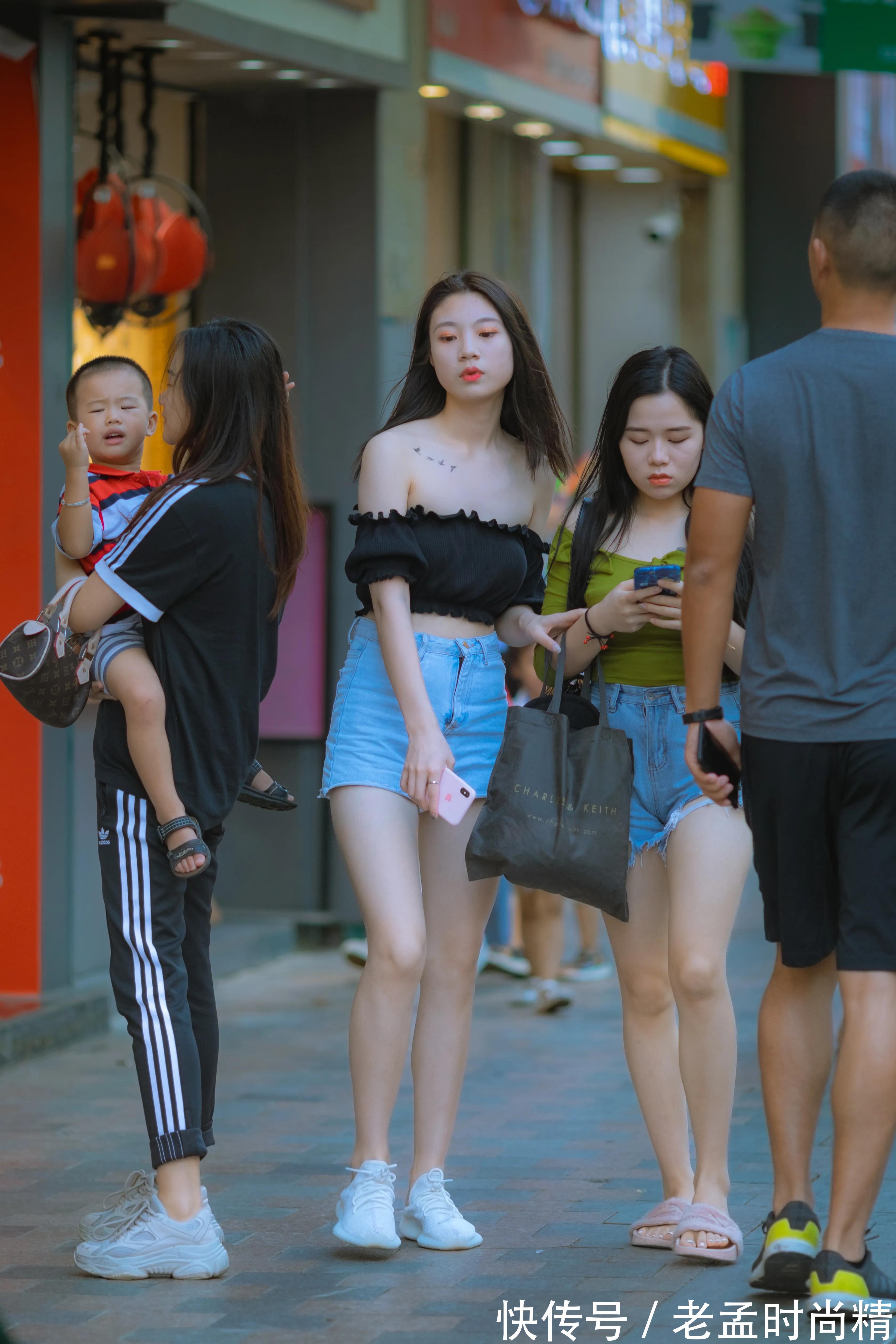 一字肩|街拍|穿黑色一字肩短装的女生