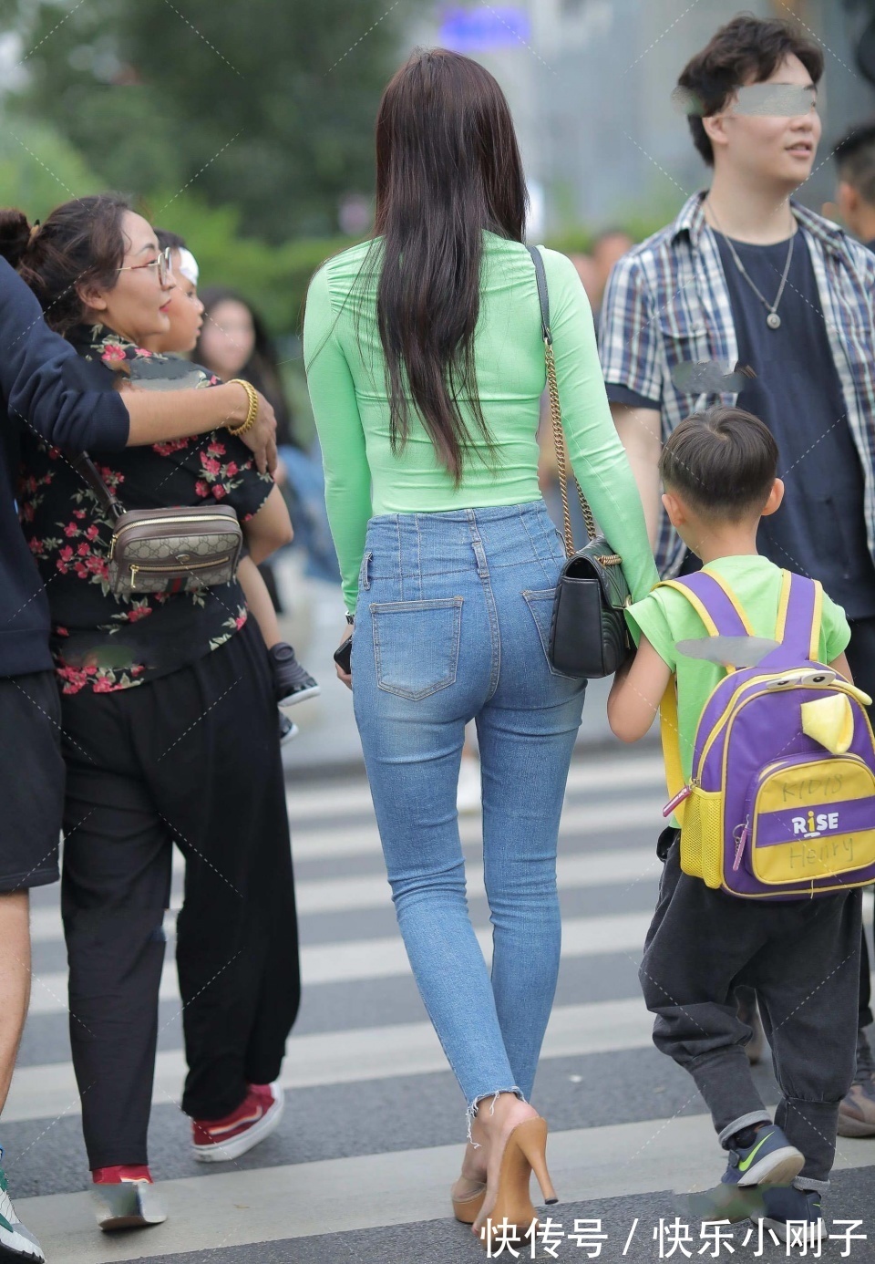 大街|穿着清凉的小姐姐,走在大街上一定吸引目光,感觉走路都带风